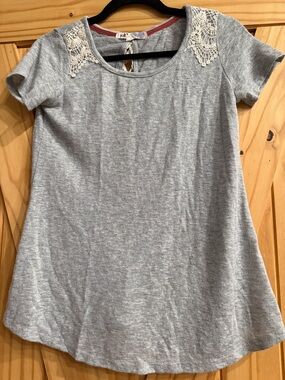 Jolt Gray Short-Sleeve Tee with Lace Shoulder Detail